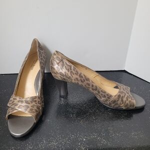 TARYN ROSE DAFFODIL $495 FAB LEOPARD PRINT LEATHER PUMPS MADE IN ITALY 42